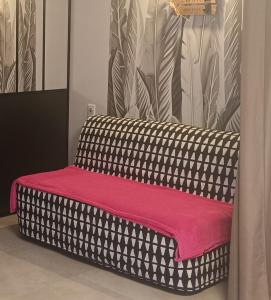 Confort & Calme في سانت جيل كروا دي فيي: أريكة عليها بطانية وردية