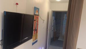 Confort & Calme في سانت جيل كروا دي فيي: تلفزيون بشاشة مسطحة معلق على الحائط