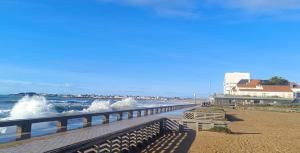 Confort & Calme في سانت جيل كروا دي فيي: إطلالة على شاطئ به أمواج ورصيف