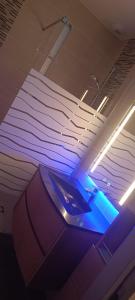 Confort & Calme في سانت جيل كروا دي فيي: سيارة في غرفة ذات ضوء أزرق