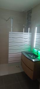 Confort & Calme في سانت جيل كروا دي فيي: حمام مع دش زجاجي ومغسلة +7 صور