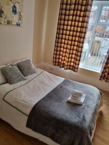 ein Schlafzimmer mit einem Bett mit zwei Handtüchern darauf in der Unterkunft Private Room, Tyne Wear in Sunderland + 19 Fotos
