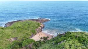 an aerial view of a beach and the ocean at Apartamento top em Vila Velha in Vila Velha