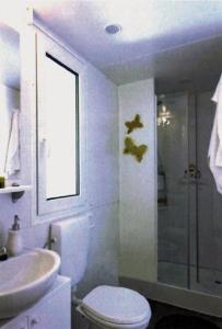 Ένα μπάνιο στο Victoria Mobilehome in Union Camping Cavallino