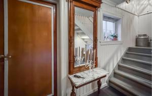 Un pasillo con escaleras y una puerta de madera. en Nice Home In Braskereidfoss With Wifi, en Skårå