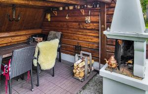 Un patio con sillas y chimenea en una cabaña. en Nice Home In Braskereidfoss With Wifi, en Skårå 17 fotos más