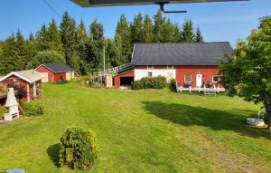 una vista aérea de una granja con un granero en Nice Home In Braskereidfoss With Wifi, en Skårå