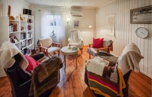 Una sala de estar con dos sofás y una mesa. en Nice Home In Braskereidfoss With Wifi, en Skårå