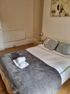 ein Schlafzimmer mit 2 Betten und Handtüchern darauf in der Unterkunft Private Room, Tyne Wear in Sunderland