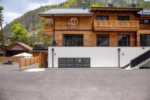un grande edificio in legno con un balcone sulla facciata di Apartment Lorenz a Scharnitz