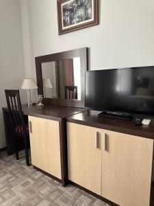 Μια τηλεόραση ή/και κέντρο ψυχαγωγίας στο Tanzharik Hotel