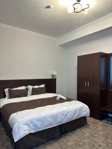Ένα ή περισσότερα κρεβάτια σε δωμάτιο στο Tanzharik Hotel
