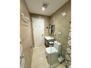 GM City Rentals في مانداوي سيتي: حمام مع مرحاض ومغسلة ودش