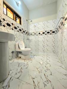 Ένα μπάνιο στο Amber Wood By Luxurious Landing