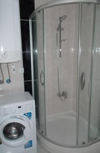 アクブクにあるEge Yildizi Holiday Homesのバスルーム(シャワー、洗濯機付)
