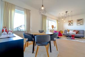 Una sala de estar con mesa de comedor y sillas. en ERB03 Apartment Wohlgefühl, en Michelstadt