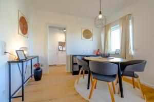 Una sala de estar con mesa de comedor y sillas. en ERB03 Apartment Wohlgefühl, en Michelstadt