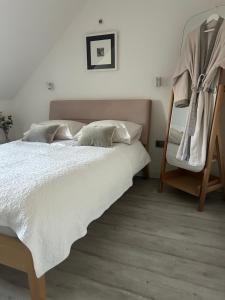 En eller flere senge i et værelse på Meadow Cottage