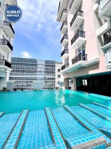 Luxury 1-Bedroom Stay at Saint Honore في Mandurriao: حمام سباحة أمام مبنى