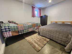 een slaapkamer met een bed en een raam bij Logis dans un Sous sol au Mont Video in Barraute