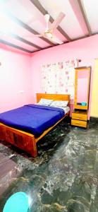 Ένα ή περισσότερα κρεβάτια σε δωμάτιο στο Dishaa Home Stay