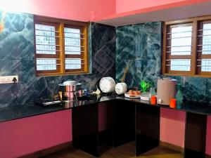 Η κουζίνα ή μικρή κουζίνα στο Dishaa Home Stay +17 φωτογραφίες