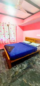 Ένα ή περισσότερα κρεβάτια σε δωμάτιο στο Dishaa Home Stay