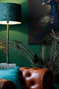 a living room with a leather couch and a lamp at Villa La Poste 