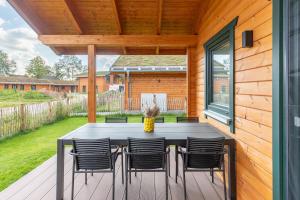 un patio con tavolo e sedie su un ponte di Huus Goos a Kating