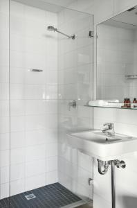Ett badrum på Vulcan Hotel Sydney