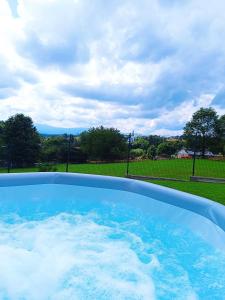 La alberca dentro o cerca de Chatka Mechatka