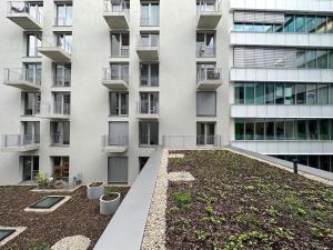 REAL Living by REFA - Modern Haven 1311 في Golčŭv Jeníkov: عمارة سكنية امامها حديقة