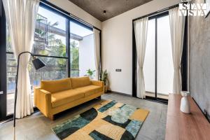 Χώρος καθιστικού στο StayVista at Arabella with Pool & Lawn +27 φωτογραφίες