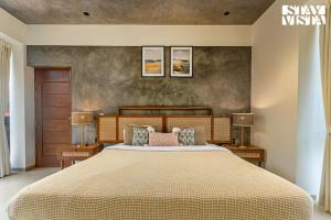 Ένα ή περισσότερα κρεβάτια σε δωμάτιο στο StayVista at Arabella with Pool & Lawn