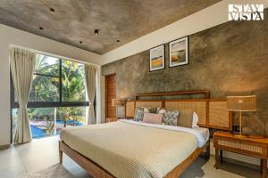 Ένα ή περισσότερα κρεβάτια σε δωμάτιο στο StayVista at Arabella with Pool & Lawn