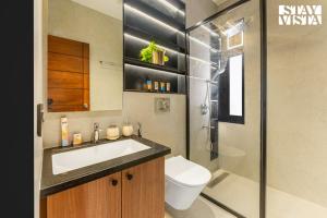 Ένα μπάνιο στο StayVista at Arabella with Pool & Lawn