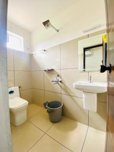 Koupelna v ubytování Metro Residency + 1 fotografie