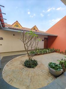 Un patio con un árbol en el medio de un edificio. en Touchwood Bliss Resort - Igatpuri, en Nashik