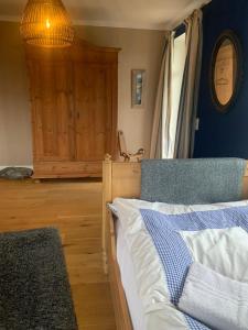 una camera da letto con un letto con una parete blu di EinfachSein a Trittau