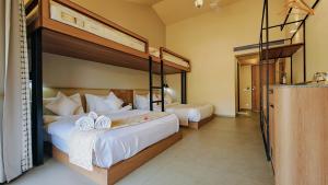 Un dormitorio con dos camas con toallas encima. en Touchwood Bliss Resort - Igatpuri, en Nashik