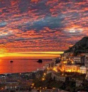 Intero appartamento rinnovato con 3 camere da letto في كامبورا سان جيوفاني: إطلالة على مدينة ذات سماء غائمة عند غروب الشمس