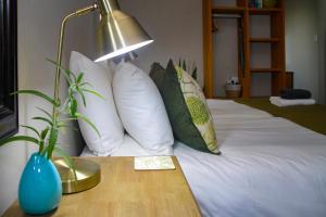 Ένα ή περισσότερα κρεβάτια σε δωμάτιο στο Olive tree private rooms in Stellenbosch- No Load Shedding