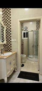 Ένα μπάνιο στο Large apartment in Obhur