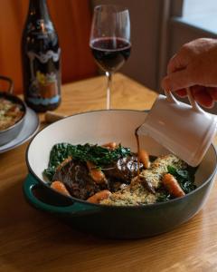 Φαγητό σε αυτό το ξενοδοχείο ή κάπου εκεί κοντά