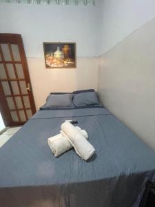 een bed met twee handdoeken erop bij Pousada Maria Patricia l in Cabo Frio +11 foto's
