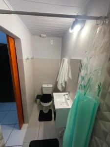 een kleine badkamer met toilet en wastafel bij Pousada Maria Patricia l in Cabo Frio