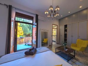 Ένα ή περισσότερα κρεβάτια σε δωμάτιο στο Portrait Boutique Villa