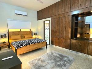 Ένα ή περισσότερα κρεβάτια σε δωμάτιο στο Amber Wood By Luxurious Landing