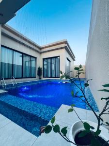 Bazén v ubytování aljnanchalet nebo v jeho okolí