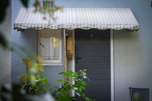 Το κτήριο όπου στεγάζεται  το διαμέρισμα